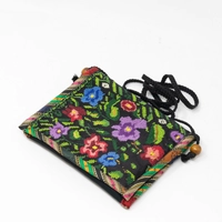 حقيبة سوداء مطرزة يدويا بتصميم أزهار ملونة 