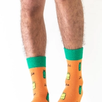 جوارب قطنية لون برتقالي ورسومات أنبوبة غاز باللون الأخضر