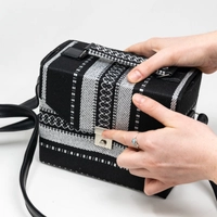 حقيبة يد نسائية يدوية الصنع بتصاميم فاخرة   - بيج