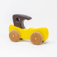 لعبة سيارة صفراء خشبية