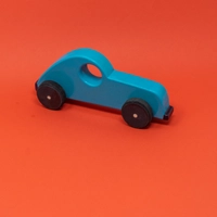 سيارة خشبية زرقاء