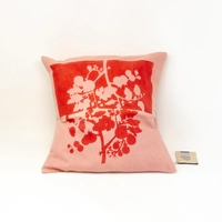 مخدة باللون الوردي - غصن شجرة باللون الأحمر 