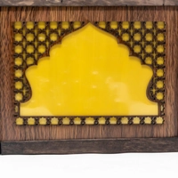 مصباح حائط خشبي مربع بزخارف إسلامية