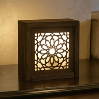 مصباح جانبي خشب على شكل مربع