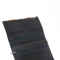 محفظة سوداء مطرزة بألوان متعددة