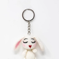 ميدالية مفاتيح كروشيه على شكل أرنب