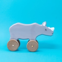 لعبة خشبية على شكل وحيد القرن بعجلات