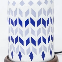 مصباح جانبي بزخارف هندسية لون أبيض وأزرق