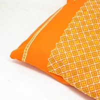 غطاء وسادة مطرز باللون البرتقالي