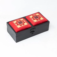 صندوق خشبي مع تطريز باللون الأحمر