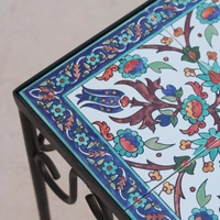 طاولة جانبية بأرضية بيضاء وزخرفة إسلامية - لون أزرق
