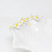 صحن سيراميك أبيض مزين بزهور من السيراميك