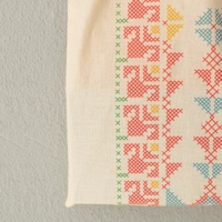 توتي باج قماشية لون بيج مطرزة يدويًا بتصميم ثوب تراثي 