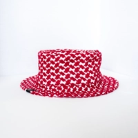 قبعة نسائية صيفية بنمط الشماغ الأردني الأحمر