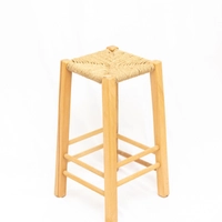 كرسي خشب مصنوع يدويًا بتصميم مربع ذو أرجل طويلة