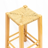 كرسي خشب مصنوع يدويًا بتصميم مربع ذو أرجل طويلة