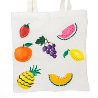 حقيبة يد قماشية مزينة برسومات يدوية لمجموعة من الفواكه