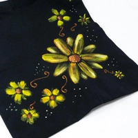 حقيبة يد قماشية لون أسود مزينة برسومات يدوية لأزهار خضراء
