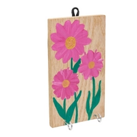 علاقة مفاتيح خشبية مستطيلة الشكل مزينة برسومات يدوية لأزهار باللون الوردي