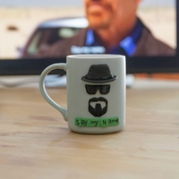 مج سيراميك لون أبيض مزيّن بتصميم ثلاثي الأبعاد لشخصية والتر وايت من مسلسل Breaking Bad