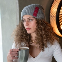 قبعة صوف نسائية أنيقة مزينة بتطريز يدوي - متوفرة بعدة ألوان - بيج