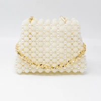 شنطة يد أنيقة من اللؤلؤ الأبيض بسلسلة ذهبية – لمناسباتك الخاصة