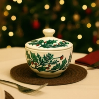 مضيفة مزينة ب رسومات الكريسماس