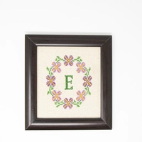 برواز بتطريز يدوي لحرف E – لمسة شخصية أنيقة