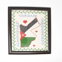 برواز خشبي مطرز يدوياً – خريطة الأردن وعلمها مع عبارات وطنية