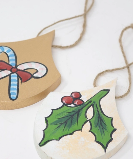 ديكورات شجرة الميلاد على شكل حلوى القصب وأوراق شجر التوت الأحمر
