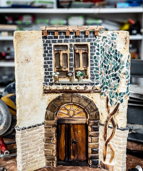 ديكور حائط فسيفساء - شكل باب قديم مزين بشجرة