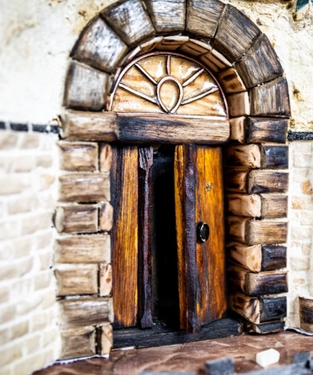 ديكور حائط فسيفساء - شكل باب قديم مزين بشجرة