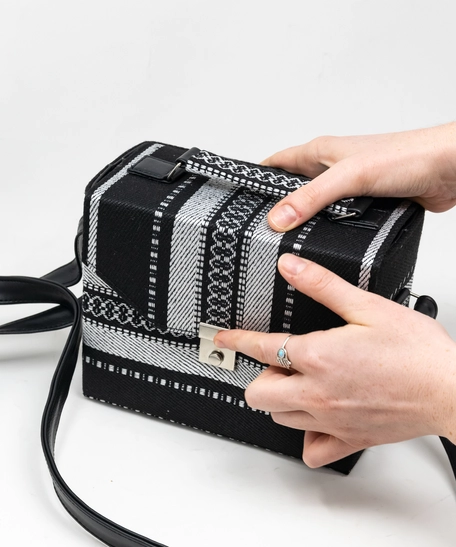 حقيبة يد نسائية يدوية الصنع بتصاميم فاخرة   - بيج