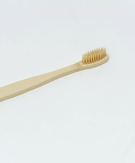 فرشاة الأسنان الخشبية
