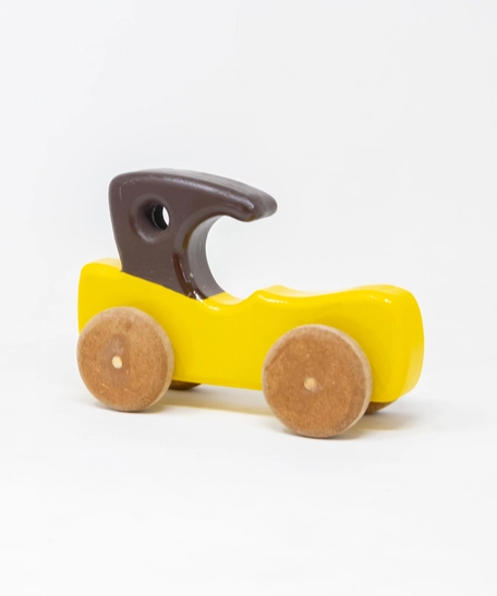 لعبة سيارة صفراء خشبية