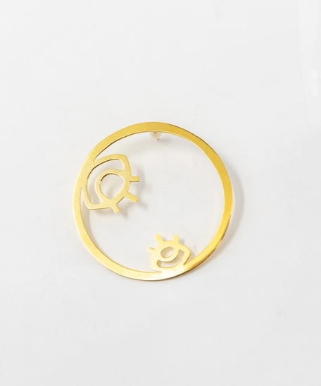 حلق دائري يحتوي على شكل عيون و مطلي بالذهب 