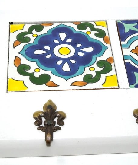 Decorative Key Hanger with Handpainted Ceramics (White)