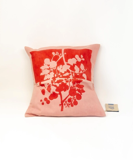 مخدة باللون الوردي - غصن شجرة باللون الأحمر 