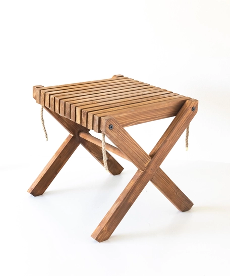 طاولة خشبية صغيرة مربعة الشكل