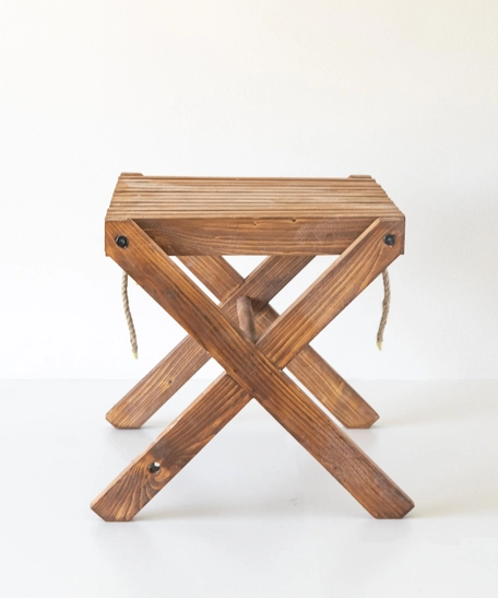 طاولة خشبية صغيرة مربعة الشكل