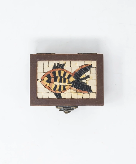 صندوق خشبي بني مستطيل مرصع بالفسيفساء على شكل سمكة