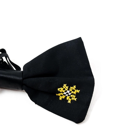 ربطة عنق لون أسود ونقش أصفر