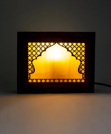 مصباح حائط خشبي مربع بزخارف إسلامية