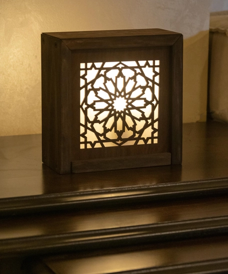 مصباح جانبي خشب على شكل مربع