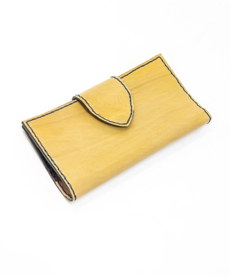 محفظة جلد طبيعي لون ذهبي مزينة بالورود