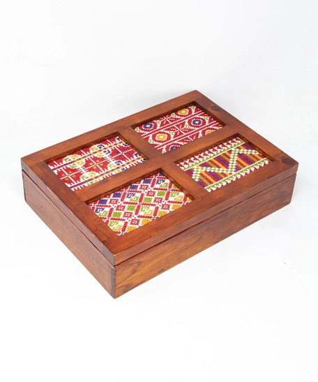 صندوق هدايا خشبي بأربعة أقسام - بني غامق نقشة 1