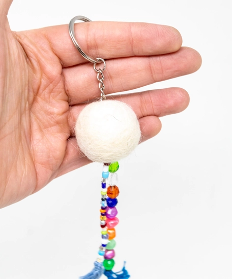 ميدالية مفاتيح كرة خيش لون أبيض مع شراشيب