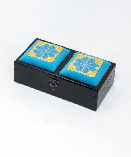 صندوق خشبي مع تطريز باللون الأزرق