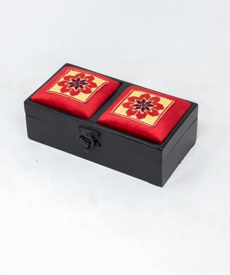 صندوق خشبي مع تطريز باللون الأحمر
