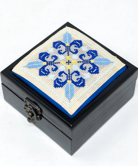 صندوق خشبي مربع مع غطاء بتطاريز يدوية - عدة ألوان - بنفسجي